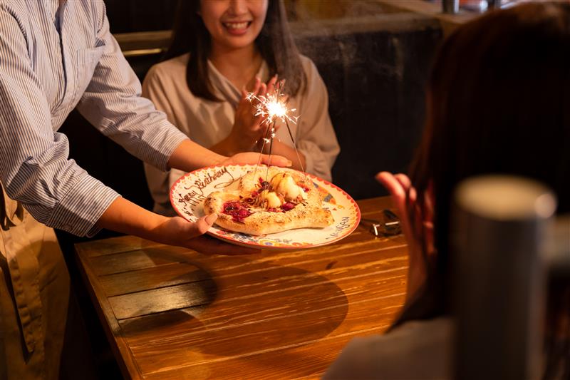 メッセージプレートでお祝いしている様子