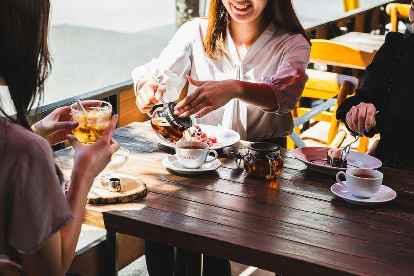 カフェ女子会イメージ