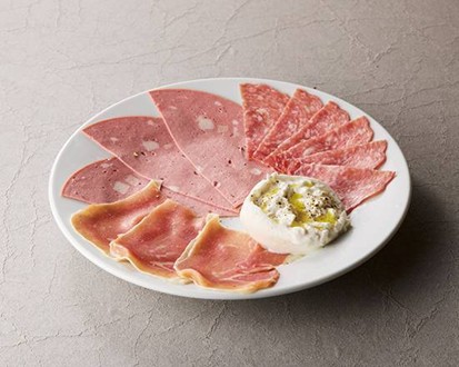 ブラータチーズとサラミ盛り